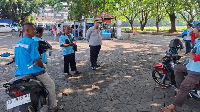 Petugas Dinas Perhubungan Kota Solo, melakukan sterilisasi areal Parkir Pagelaran Keraton Kasunanan Surakarta, Senin (3/11/2025).