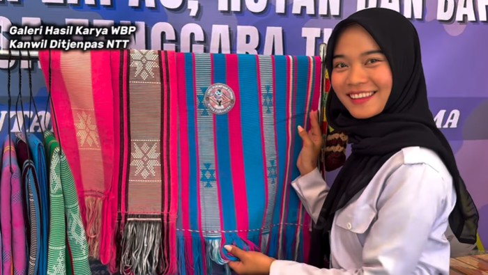 Petugas permasyarakatan Ditjenpas Kanwil NTT memamerkan produk buatan warga binaan di  Festival Kemudahan dan Pelindungan Usaha Mikro di Kupang, Selasa (29/10/2025).