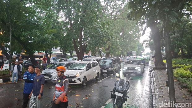 Pohon tumbang menimpa angkot di Kota Bogor hingga ringsek dan tutup akses lalin. Pohon tumbang menimpa angkot di Kota Bogor hingga ringsek dan tutup akses lalin, Senin (3/11/2025) sore.