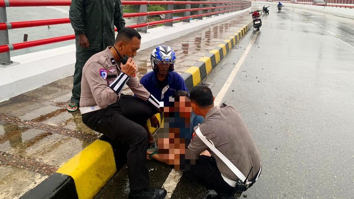 Polantas Selamatkan Wanita Hendak Lompat dari Jembatan Youtefa Jayapura