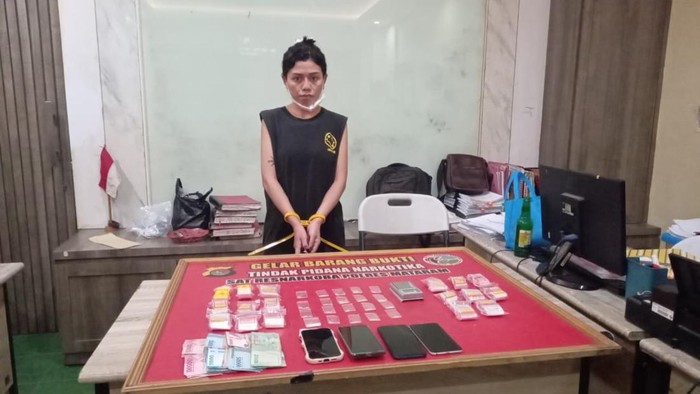 Polisi menangkap pegawai kelab malam berinisial BRY lantaran diduga menjual sabu-sabu kepada pengunjung kelab malam di kawasan Senggigi, Lombok Barat, NTB. (Foto: Dok. Polresta Mataram)