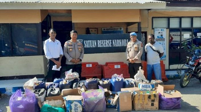 Polisi menyita 947 liter sopi Kisar dari atas KM Sabuk Nusantara 38 saa bersandar di Pelabuhan Dulionong, Kelurahan Binongko, Kecamatan Teluk Mutiara, Alor, NTT, Minggu (2/11/2025). (Dok. Polda NTT)
