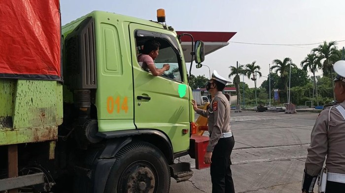 Polisi minta truk tambang langgar jam operasional di Serang putar balik (dok. Istimewa)