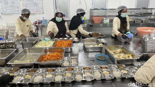 Polres Kudus mengoperasikan Satuan Pelayanan Pemenuhan Gizi (SPPG) dengan menghadirkan menu kuliner nusantara, Senin (3/11/2025).