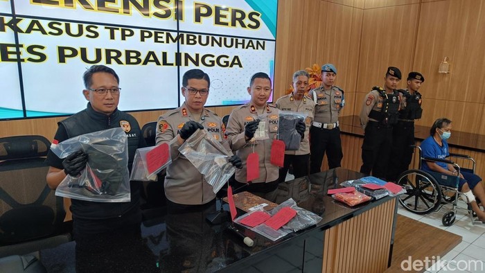 Kapolres Purbalingga, AKBP Achmad Akbar didampingi PJU menunjukkan barang bukti kasus pembunuhan wanita di wilayah Kelurahan Wirasana, Kecamatan/Kabupaten Purbalingga, Senin (3/11/2025).