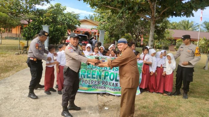 Polres Rohul melakukan edukasi Green Policing secara masif di 21 SD dan SMP.
