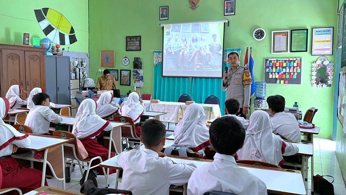 Bhabinkamtibmas Kelurahan Tlogomas, Polsek Lowokwaru, Polresta Malang Kota beri edukasi ke siswa SD