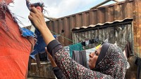 Meski senjata telah terdiam sementara, hidup di Gaza masih diwarnai penderitaan dan ketidakpastian. Ribuan warga kehilangan rumah dan bergantung pada bantuan kemanusiaan untuk bertahan. Namun, semangat dan keberanian para perempuan Palestina terus menjadi simbol kekuatan di tengah krisis yang belum berakhir. REUTERS/Haseeb Alwazeer