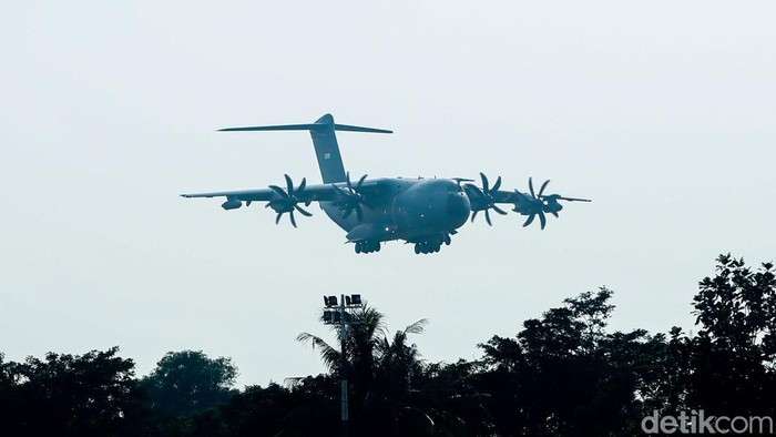 Pesawat A400M MRTT saat mendarat pertama kalinya di Bandara Halim, Jakarta, Senin (3/11/2025).