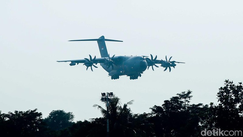 Pesawat A400M MRTT saat mendarat pertama kalinya di Bandara Halim, Jakarta, Senin (3/11/2025).