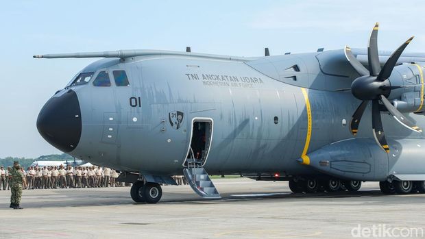 Pesawat A400M MRTT saat mendarat pertama kalinya di Bandara Halim, Jakarta, Senin (3/11/2025).