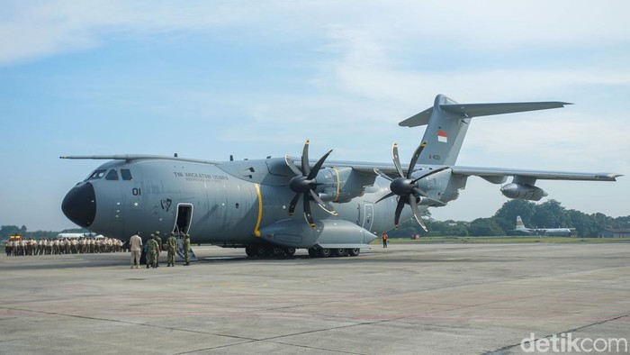 Pesawat A400M MRTT saat mendarat pertama kalinya di Bandara Halim, Jakarta, Senin (3/11/2025).