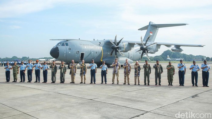 Pesawat A400M MRTT saat mendarat pertama kalinya di Bandara Halim, Jakarta, Senin (3/11/2025).