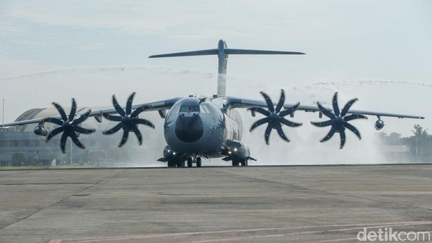 Pesawat A400M MRTT saat mendarat pertama kalinya di Bandara Halim, Jakarta, Senin (3/11/2025).