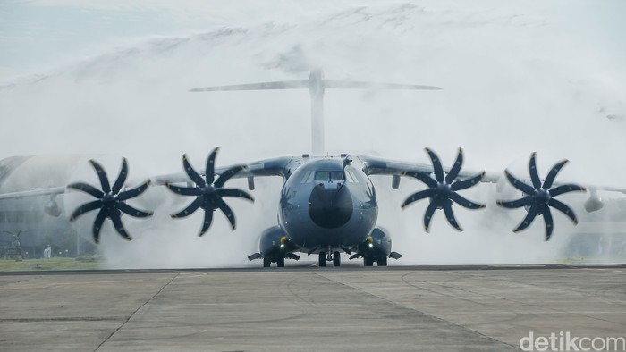 Pesawat A400M MRTT saat mendarat pertama kalinya di Bandara Halim, Jakarta, Senin (3/11/2025).