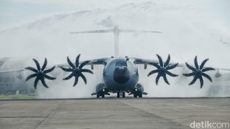 Potret Pesawat Raksasa TNI AU A400M Mendarat di Jakarta, Disambut Water Salute