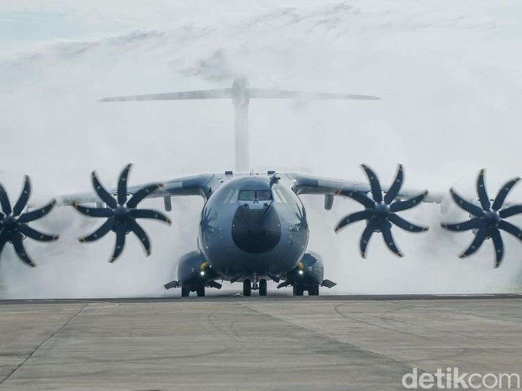 Potret Pesawat Raksasa TNI AU A400M Mendarat di Jakarta, Disambut Water Salute