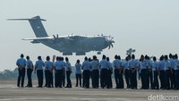 Pesawat A400M MRTT mendarat pertama kalinya di Bandara Halim, Jakarta, Senin (3/11/2025).