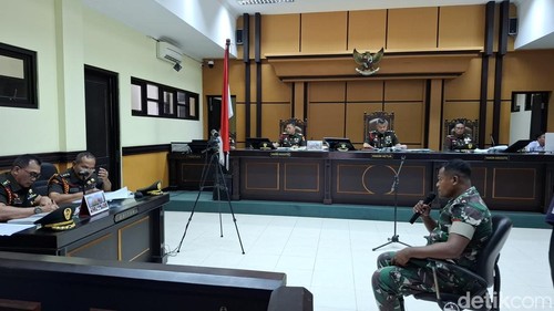 Pratu Kanisius Wae saat memberikan keterangan di ruang sidang Pengadilan Militer III-15 Kupang, NTT, Senin (3/11/2025). (Foto: Yufengki Bria/detikBali)