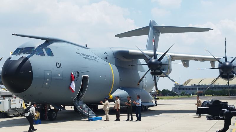Presiden Prabowo Subianto menyaksikan serah terima pesawat Airbus A400M kepada TNI Angkatan Udara (AU).
