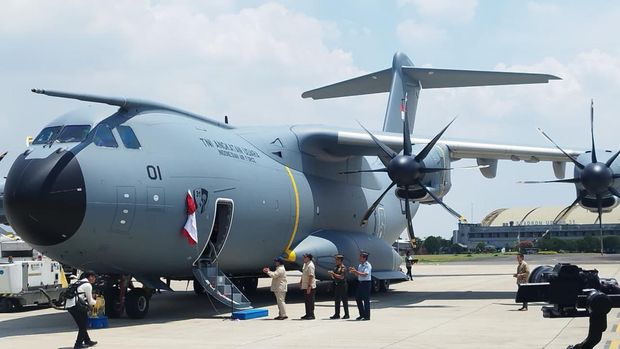 Presiden Prabowo Subianto menyaksikan serah terima pesawat Airbus A400M kepada TNI Angkatan Udara (AU).