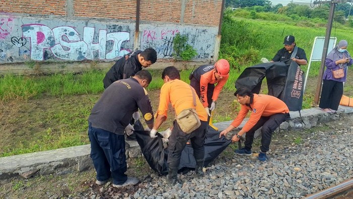 Evakuasi pria tewas tertabrak kereta di Pakal Surabaya