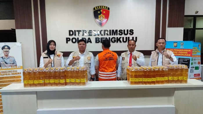 Polisi memperlihatkan barang bukit minyak dan tersangka di Polda Bengkulu