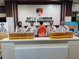 Polisi Tangkap Produsen Minyak Goreng di Bengkulu yang Kurangi Takaran