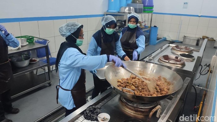 Proses pemeriksaan makanan MBG dan pemeriksaan pegawai di SPPG Kemala Bhayangkari Polres Ciamis