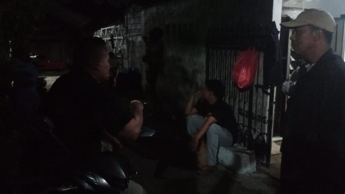 Proses penangkapan pria mabuk yang mengacungkan pedang ke adiknya di Desa Baktiseraga, Buleleng, Bali. (Foto: Dok. Polres Buleleng)