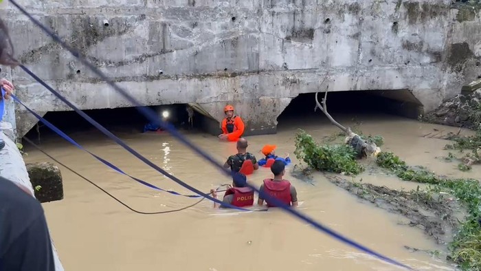 Proses pencarian bocah hanyut di Sungai Kertajati, Majalengka.