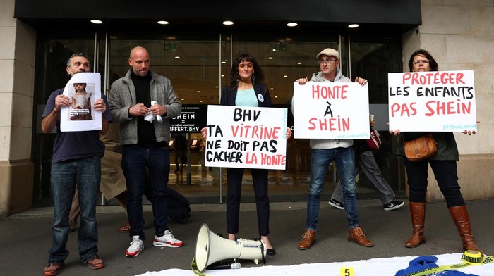 Aksi protes mewarnai pembukaan toko permanen pertama Shein di Paris, Prancis, pada Senin (3/11/2025). Sejumlah aktivis dan warga berkumpul di depan Bazar de l'Hotel de Ville (BHV) Marais, membawa berbagai poster dan spanduk berisi kecaman terhadap penjualan boneka seks mirip anak-anak oleh perusahaan ritel asal Tiongkok tersebut. REUTERS/Abdul Saboor