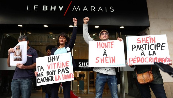 Aksi protes mewarnai pembukaan toko permanen pertama Shein di Paris, Prancis, pada Senin (3/11/2025). Sejumlah aktivis dan warga berkumpul di depan Bazar de l'Hotel de Ville (BHV) Marais, membawa berbagai poster dan spanduk berisi kecaman terhadap penjualan boneka seks mirip anak-anak oleh perusahaan ritel asal Tiongkok tersebut. REUTERS/Abdul Saboor