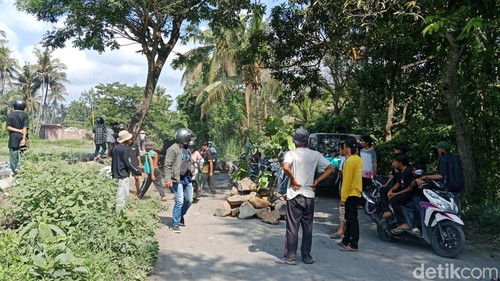 Puluhan warga memblokade jalan rusak yang kerap dilalui truk galian C di Desa Kalijaga Timur, Kecamatan Aikmel, Lombok Timur, NTB. Senin (3/11/2025). (Foto: Sanusi Ardi W/detikBali)