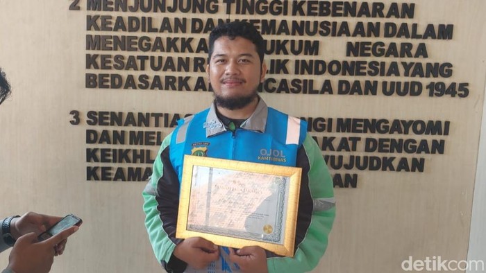 Rahmat Fauzi, Ojol Kamtibmas yang menggagalkan curanmor di Cakung, Jaktim, mendapat penghargaan dari Kapolda Metro Jaya.
