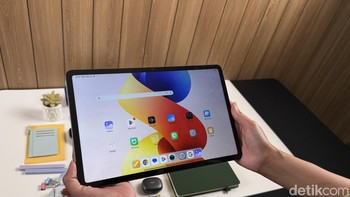 Redmi Pad 2 Pro mengusung layar IPS LCD berukuran 12,1 inch dengan resolusi 2,5K, refresh rate 120Hz, rasio 16:10, tingkat kecerahan hingga 600 nits, dan Dolby Vision. Foto: Virgina Maulita Putri/detikINET