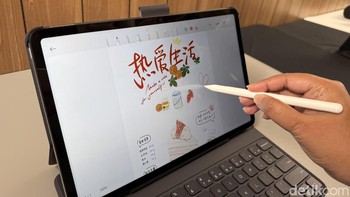 Stylus ini memiliki latensi ultra rendah dan tingkat sensitivitas hingga 4.096 level sehingga dapat dipakai coret-coret dengan ketebalan garis sesuai tekanan yang diberikan. Foto: Virgina Maulita Putri/detikINET