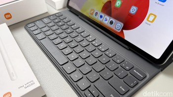 Redmi Pad 2 Pro juga dilengkapi aksesoris keyboard merangkap case yang dijual terpisah. Foto: Virgina Maulita Putri/detikINET