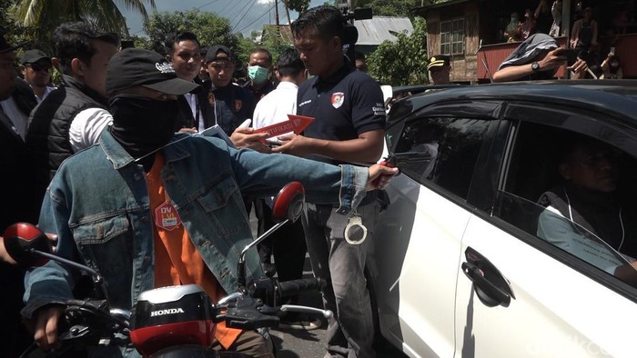 Rekonstruksi tersangka Darussalam menembak korban di Jalan Poros Sumarrang, Desa Lagi-Agi, Kecamatan Campalagian, Polman.