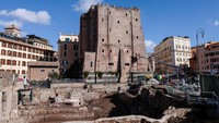 Torre dei Conti, menara abad ke-13 yang menjadi salah satu simbol arsitektur kuno Roma, memang tengah menjalani proses restorasi. REUTERS/Remo Casilli