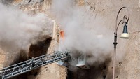 Kepulan debu tebal menyelimuti kawasan Via dei Fori Imperiali, tak jauh dari Colosseum, Roma, Italia, usai bagian menara bersejarah Torre dei Conti dilaporkan runtuh pada Senin (3/11/2025). REUTERS/Remo Casilli