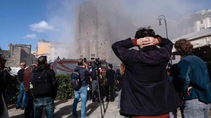 Rabu (3/11/2025) pagi, sebagian menara bersejarah Torre dei Conti di pusat kota Roma runtuh. Lokasi kejadian berada di dekat Via dei Fori Imperiali, tak jauh dari ikon wisata Colosseum. REUTERS/Remo Casilli