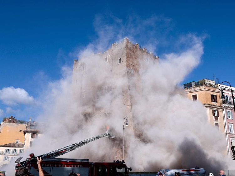 Reruntuhan Torre dei Conti di Roma Picu Kepulan Debu Dekat Colosseum