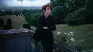 Sungchan tampil dengan rambut merah menyala di Fame. (Foto: dok. SM Entertainment)