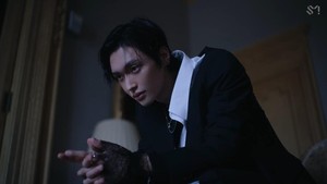 Mood videonya agak muram, tapi gak bisa nyembunyiin ketampanan Wonbin. Kata SM, lagu Fame mengekspresikan kekosongan yang dirasakan seseorang setelah menjalani hidup yang sengit. (Foto: dok. SM Entertainment)