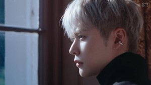 Penampilan Eunseok dengan gaya warna rambut baru dan tindik di kuping dalam teaser Fame. MV lengkapnya baru  bisa kamu saksikan pada 24 November 2025 nanti. (Foto: dok. SM Entertainment)