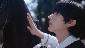 SM Entertainment ngeluarin teaser video buat Fame, nampilin para member RIIZE dengan konsep yang elegan. Ada adegan Anton lagi bareng seekor kuda di jalan setapak menuju sebuah bangunan bak kastil. (Foto: dok. SM Entertainment)