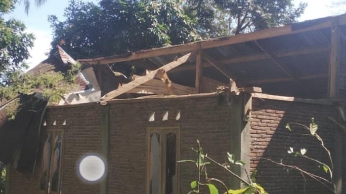 Rumah warga di Tana Toraja rusak diterjang angin puting beliung.