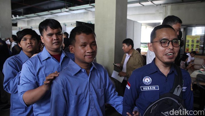 Para pencari kerja mencari lowongan pekerjaan (loker) khusus penyandang disabilitas di Taman Ismail Marzuki (TIM) Jakarta, Senin (3/11/2025). Para difabel antre dengan tertib sejak pagi untuk menyerahkan curriculum vitae (CV) secara online dengan scan barcode perusahaan pencari tenaga kerja.