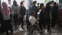 Antrean penyandang disabilitas mencari peluang kerja di bursa kerja inklusif Taman Ismail Marzuki, Jakarta, Senin (3/11/2025). Sejak pagi, peserta tampak semangat mengikuti proses pendaftaran kerja yang ramah disabilitas.